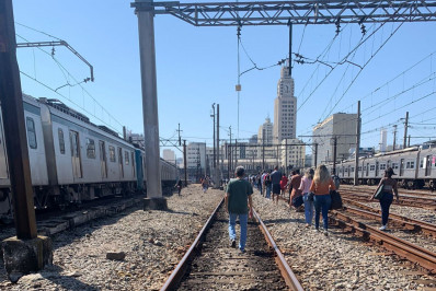Vídeo: passageiros descem de trem que parou após problemas de energia