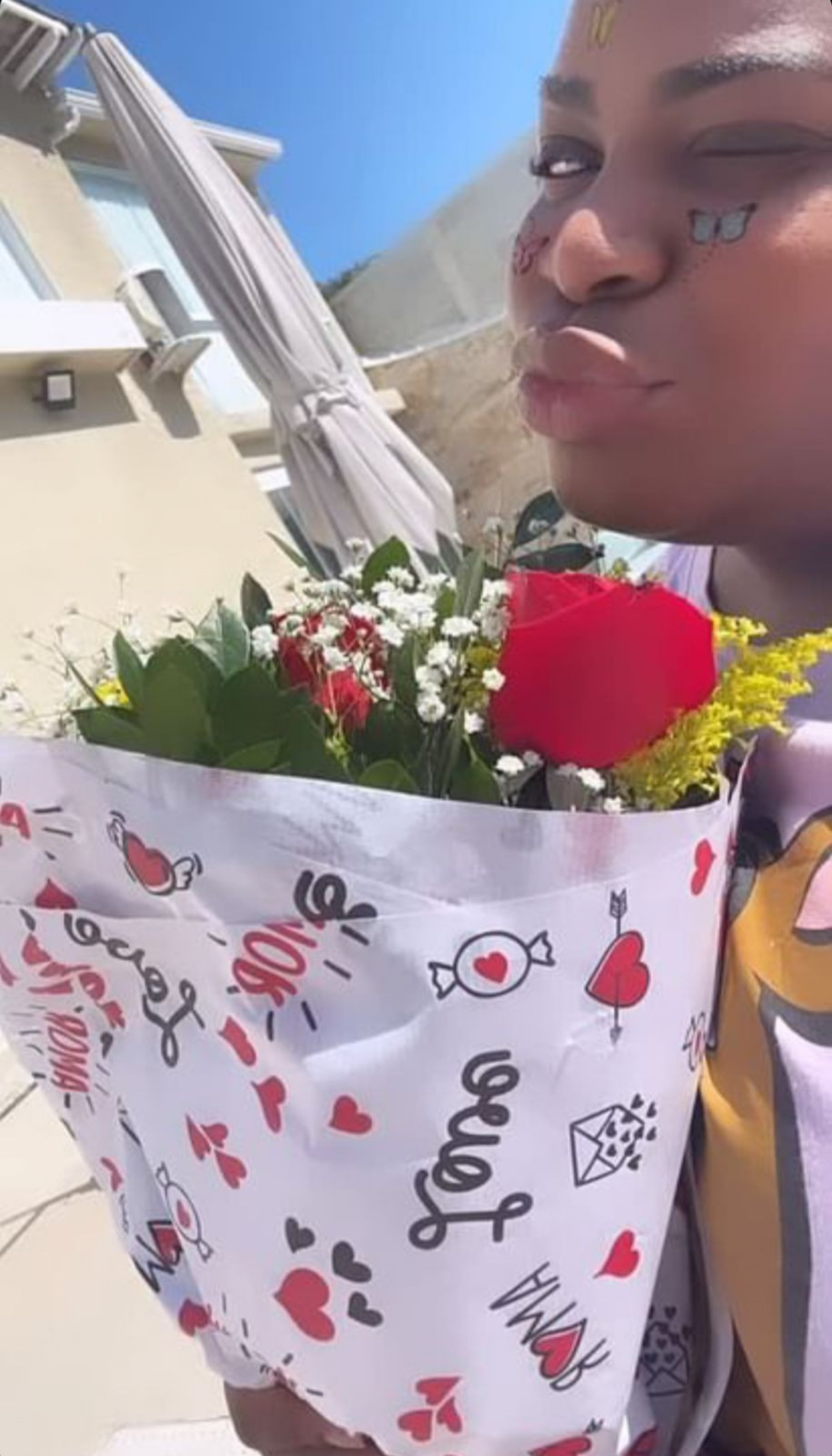 Jojo Todynho chegou a ser recebida com um buqu&ecirc; de flores ao chegar em casa  - Reprodu&ccedil;&atilde;o / Instagram 