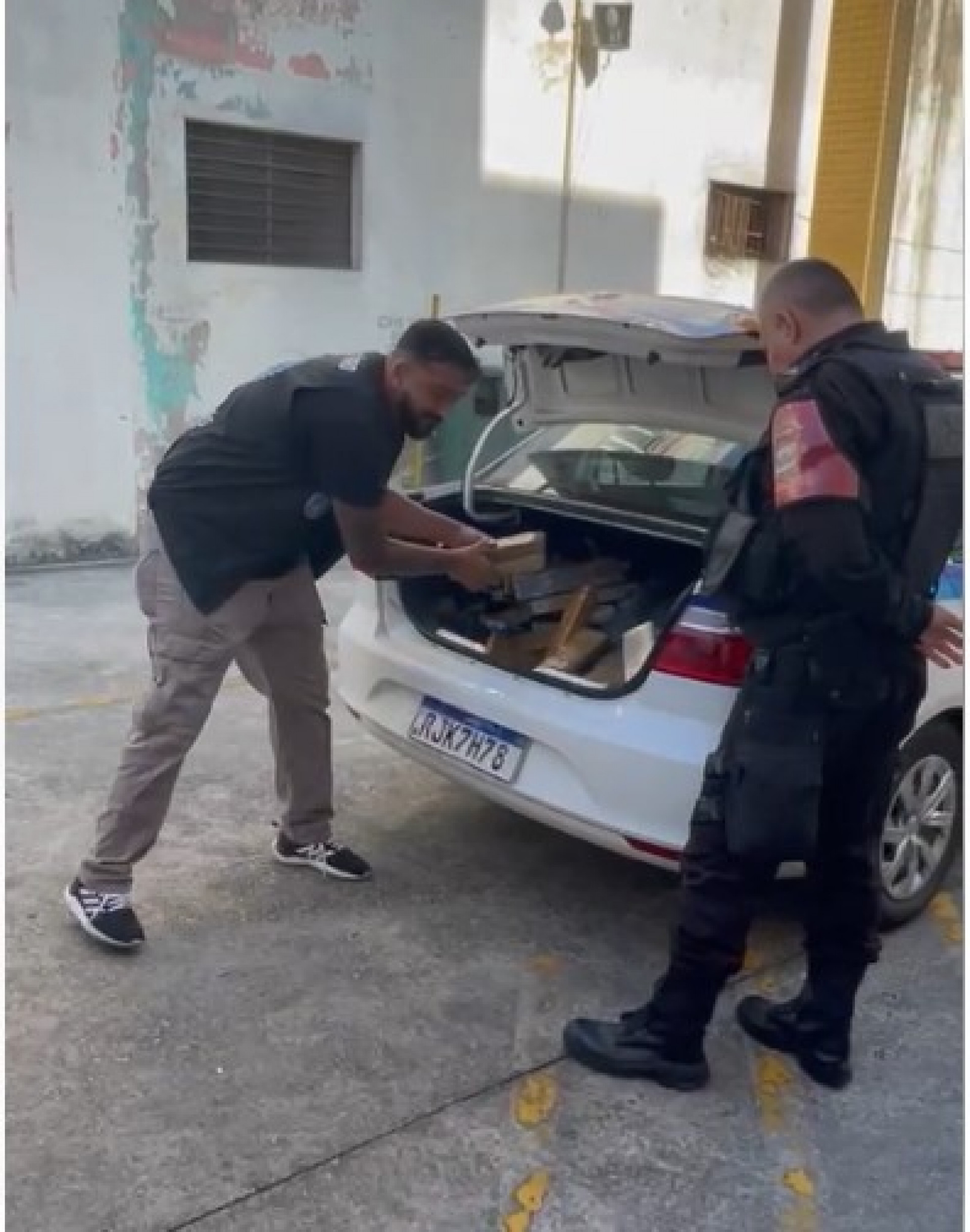 O secretário de Segurança Pública de Nilópolis, Esmar França, ajudou a descarregar o veículo que estava com as drogas apreendidas  - Divulgação
