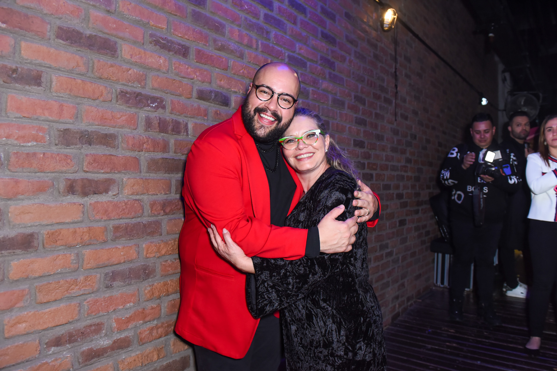 Tiago Abravanel posa agarradinho com a mãe, Cintia Abravanel, durante show da cantora Gina Garcia, em São Paulo - Marcelo Sá Barretto / AgNews