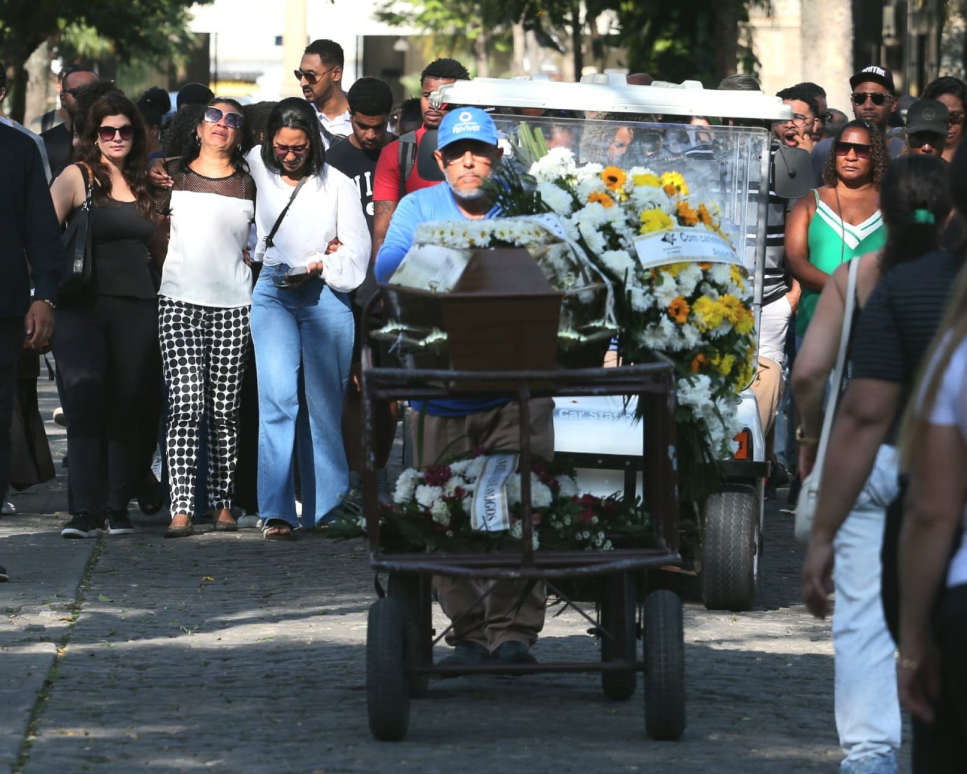 Familiares e amigos acompanham sepultamento do modelo Suede de Oliveira, 42, no cemitério São Francisco Xaviér, no Caju - Cleber Mendes/Agência O Dia