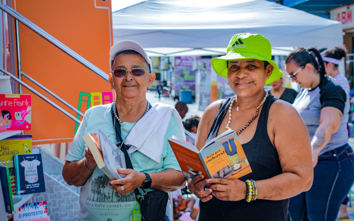 Rosemira Alves e Cátia de Souza moram em Andrade Araújo e aproveitaram para visitar o ônibus-biblioteca