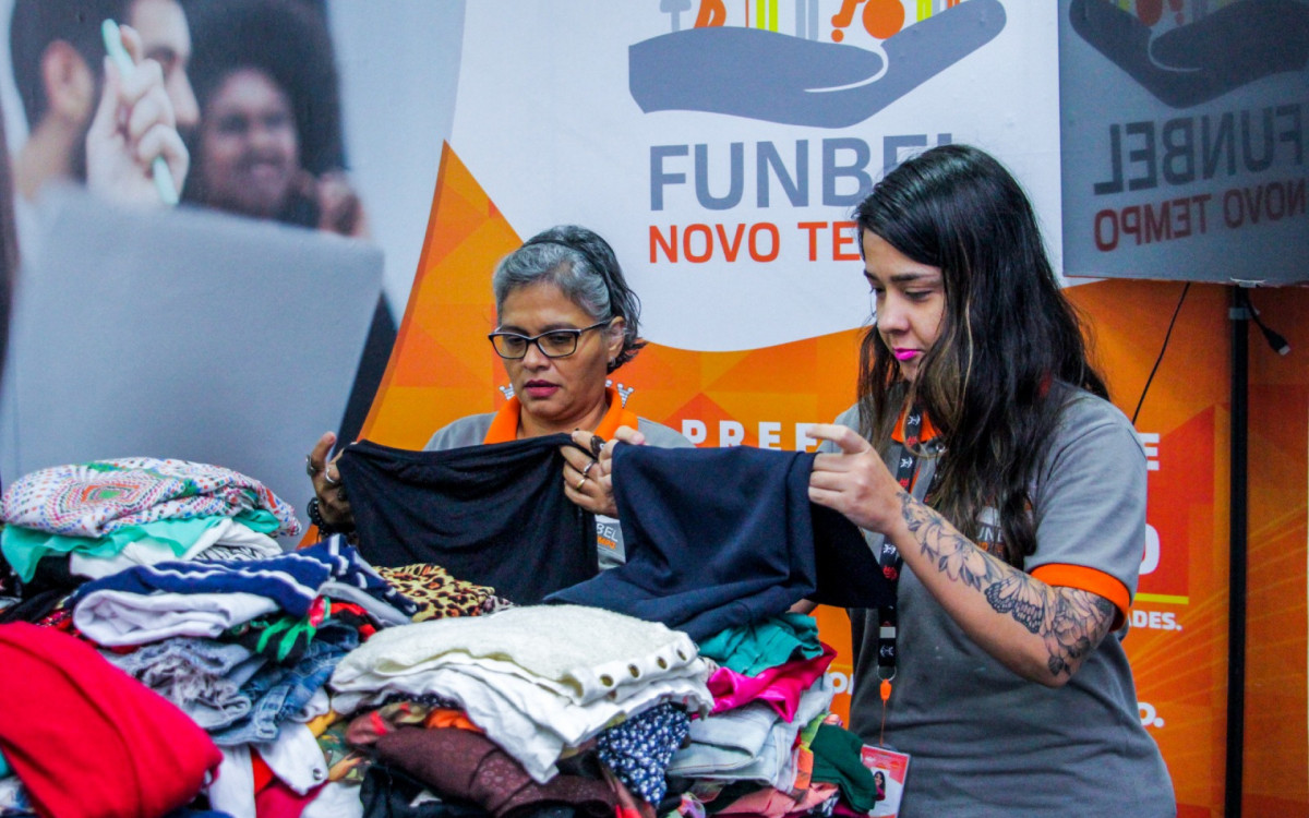 Funcionárias da Funbel separaram as roupas que serão doadas a quem necessitar