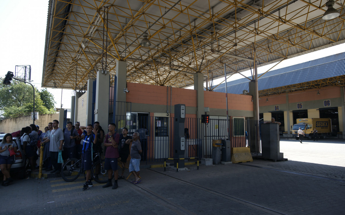Protesto dos funcionários terceirizados Correios, Rio de Janeiro. Nesta Sexta-feira (11). - Bruno Kaiuca/Agência O Dia