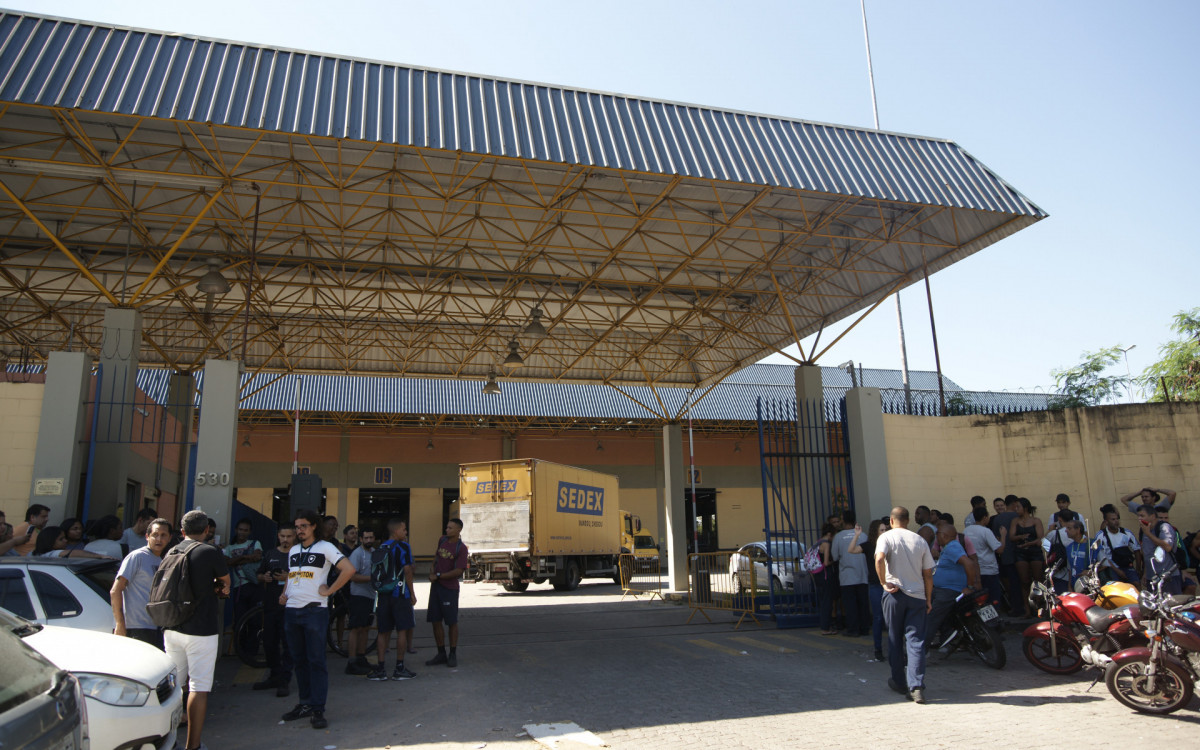Protesto dos funcionários terceirizados Correios, Rio de Janeiro. Nesta Sexta-feira (11). - Bruno Kaiuca/Agência O Dia