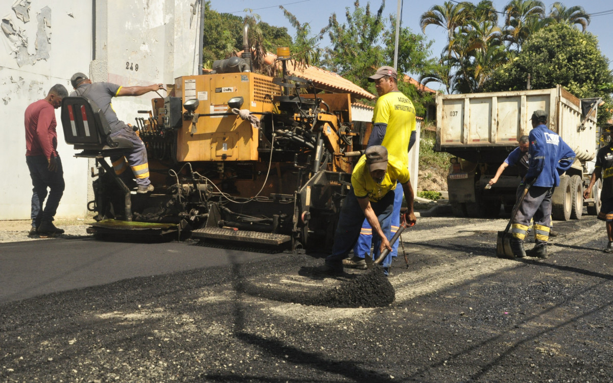 Mais uma rua asfaltada na regi&atilde;o da Barbuda, em Mag&eacute; - Gilson Costa Jr./Divulga&ccedil;&atilde;o