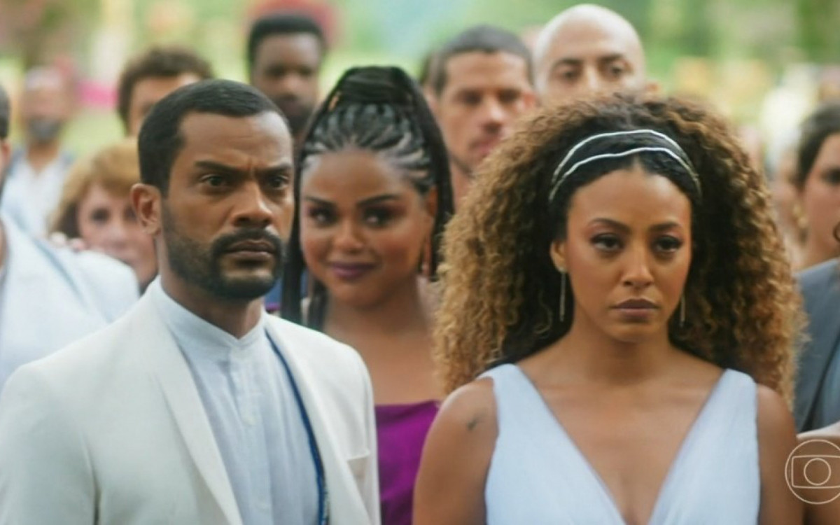 Ben (Samuel de Assis), Bruna (Carla Cristina Cardoso) e Sol (Sheron Menezzes), no capítulo final de 'Vai na Fé' - Reprodução/TV Globo