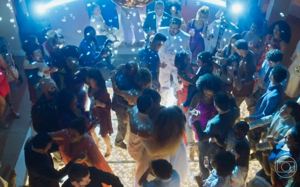 Último capítulo de 'Vai na Fé' reuniu personagens no casamento de Ben (Samuel de Assis) e Sol (Sheron Menezzes) - Reprodução/TV Globo