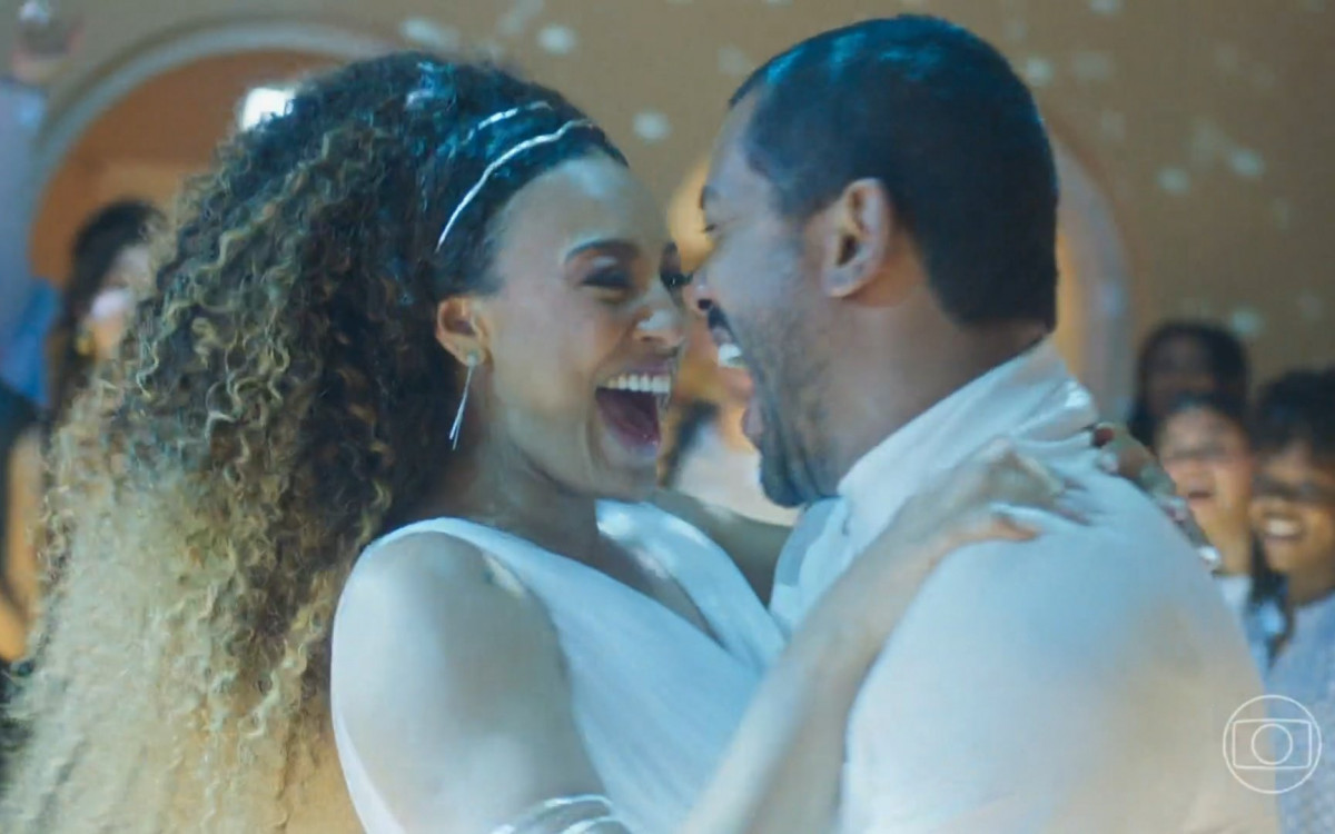 Último capítulo de 'Vai na Fé' reuniu personagens no casamento de Ben (Samuel de Assis) e Sol (Sheron Menezzes) - Reprodução/TV Globo