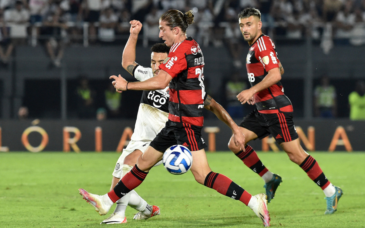 Filipe Luís não teve boa atuação na derrota do Flamengo para o Olimpia, pela Libertadores