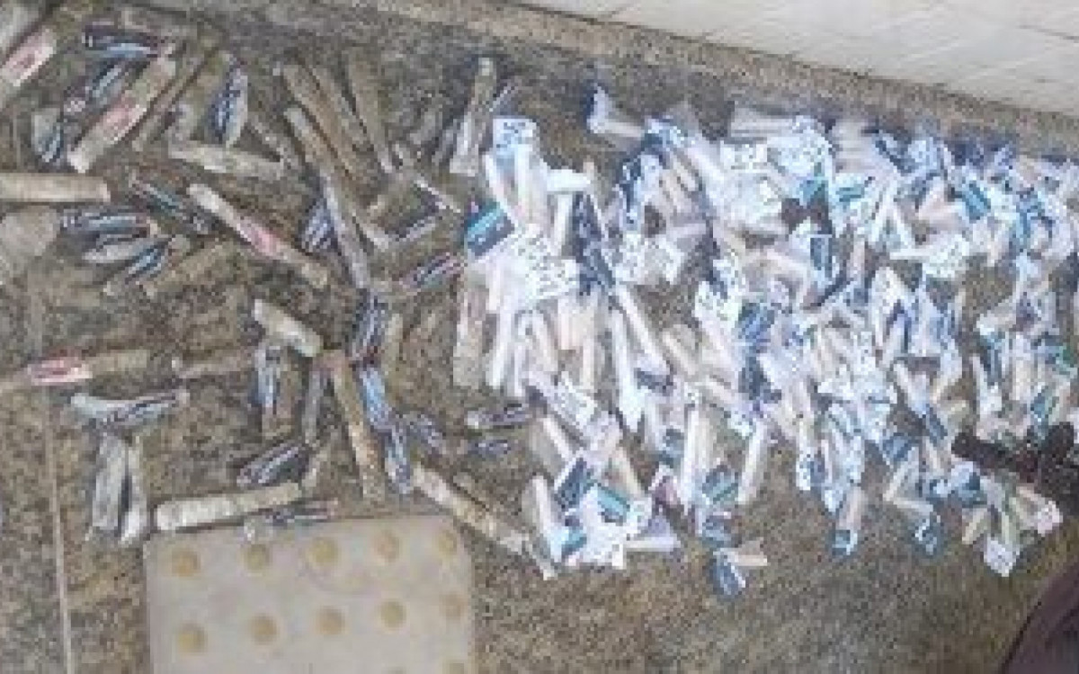  174 cápsulas de cocaína e 60 buchas de maconha.