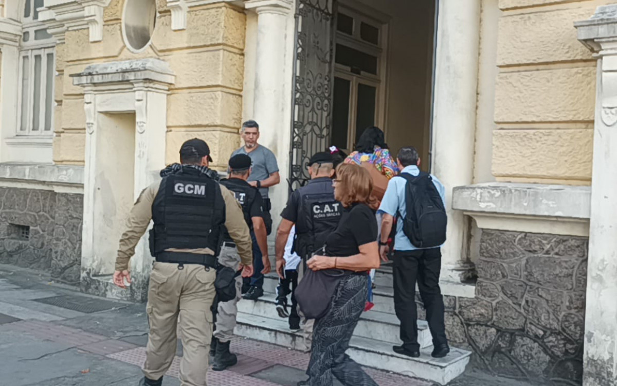 Guardas encontraram a mãe da menina chorando. Suspeito foi conduzido à delegacia no Centro 