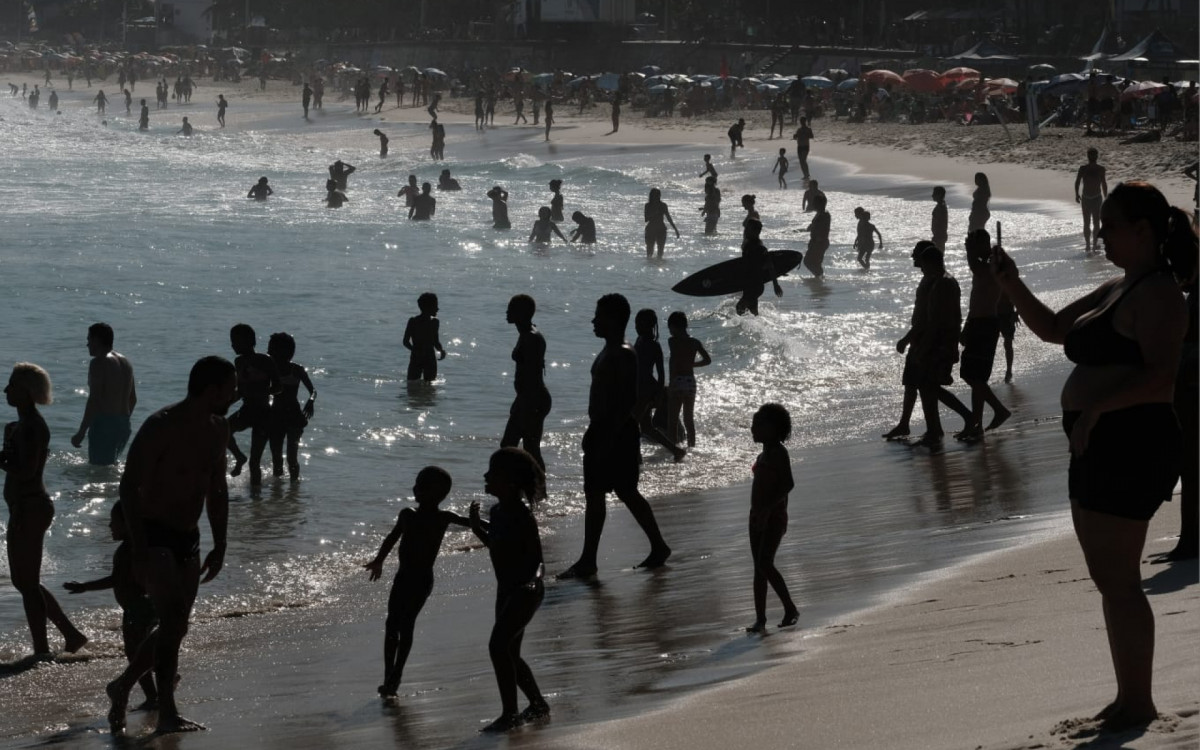 Cariocas curtiram a tarde ensolarada na Praia do Arpoador, na Zona Sul