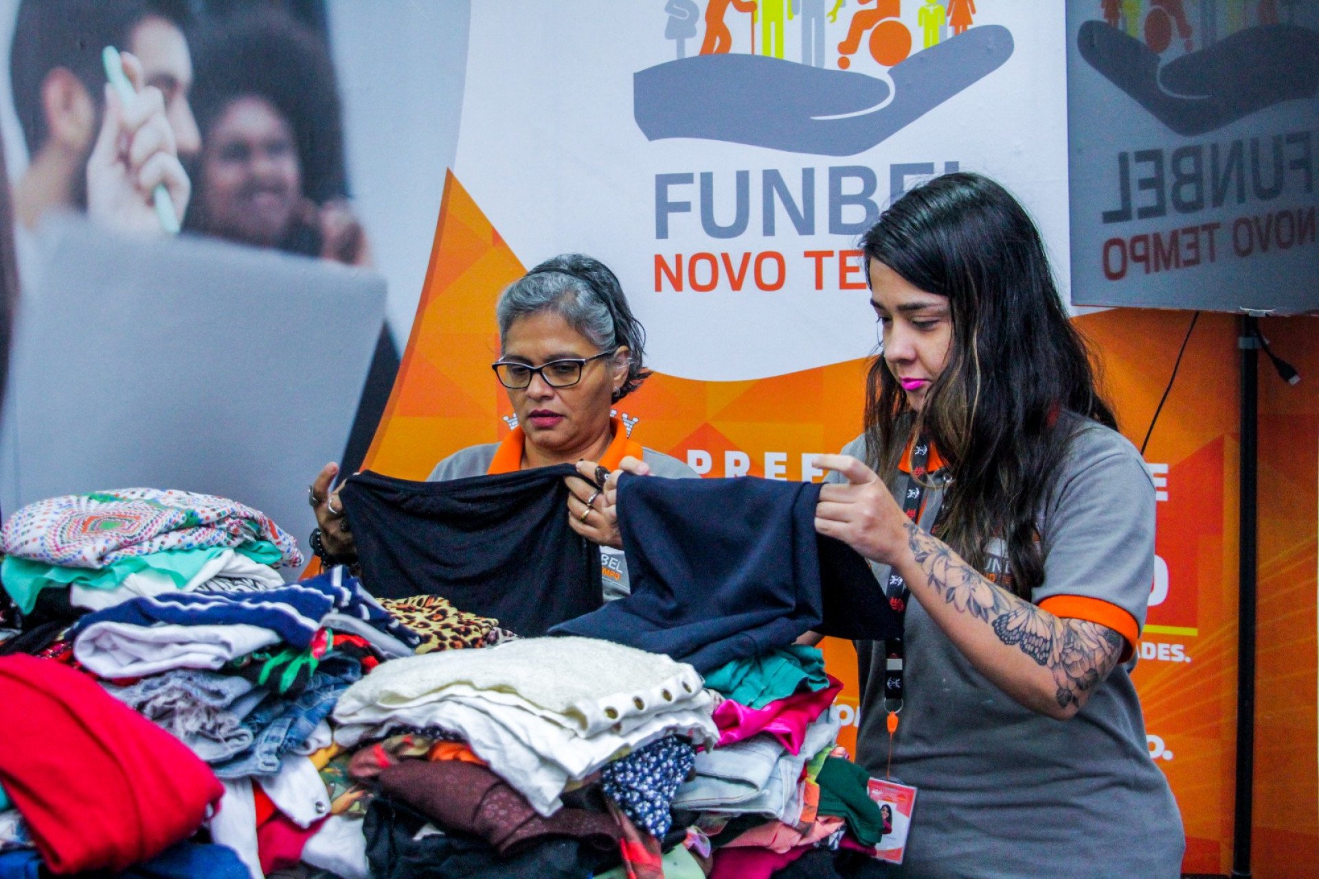 Funcionárias da Funbel separaram as roupas que serão doadas a quem necessitar - Kristian Amarante/PMBR