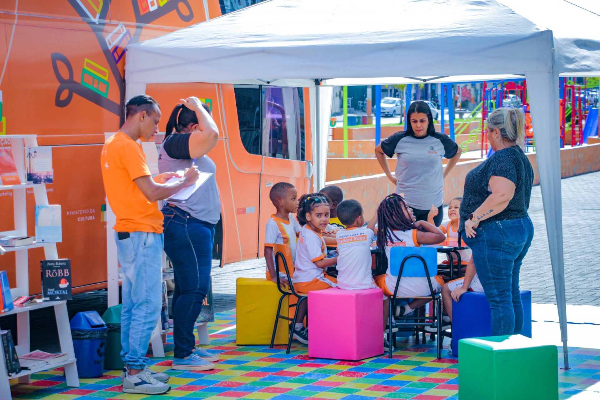 O &ocirc;nibus-biblioteca &eacute; uma oportunidade de as crian&ccedil;as manterem contato com os livro e ouvir boas hist&oacute;rias - Kristian Amarante/PMBR