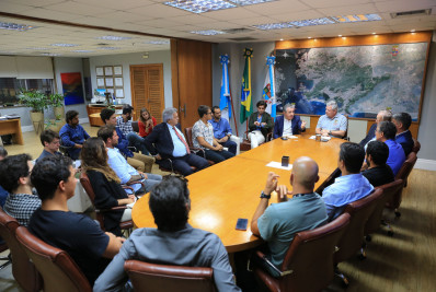 Surfistas de ondas grandes discutem em Niterói a realização do primeiro circuito mundial de tow in