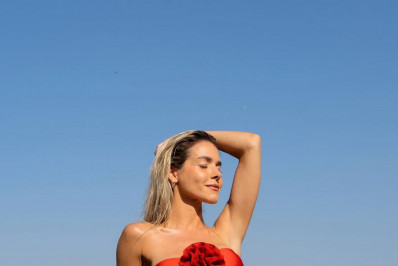 Monique Alfradique exibe 'corpaço' com maiô vermelho: 'Musa'