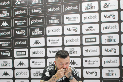 Emocionado em retorno, Rossi explica arrependimento por deixar o Vasco: 'Impossível não se identificar'