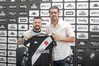 Emocionado em retorno, Rossi explica arrependimento por deixar o Vasco: 'Impossível não se identificar'