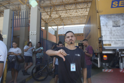 Funcionários terceirizados dos Correios protestam por salários atrasados