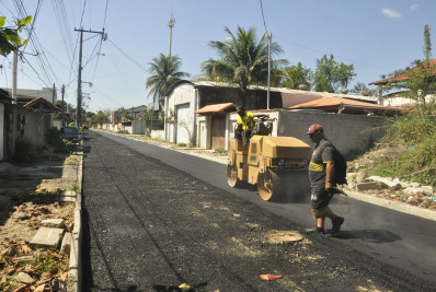 Mais uma rua asfaltada na região da Barbuda, em Magé