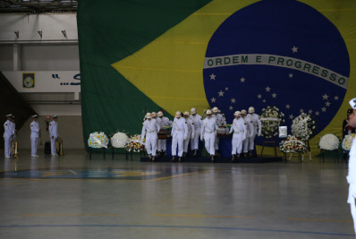 Marinha presta homenagem a fuzileiros mortos em acidente de helicóptero
