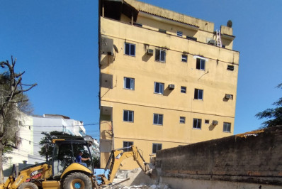 Operação demole sete estruturas irregulares na Zona Oeste