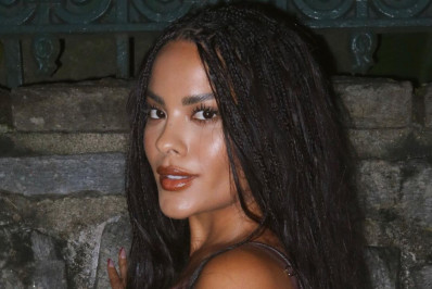 Bella Campos faz tatuagem com o nome de MC Cabelinho