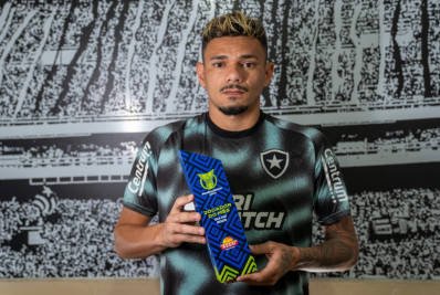 Craque do mês no Brasileirão, Tiquinho dedica honraria aos companheiros do Botafogo: 'Prêmio de todos'