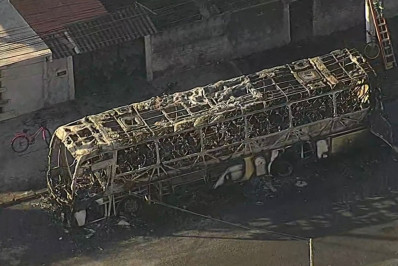 Incêndio destrói ônibus em Caxias