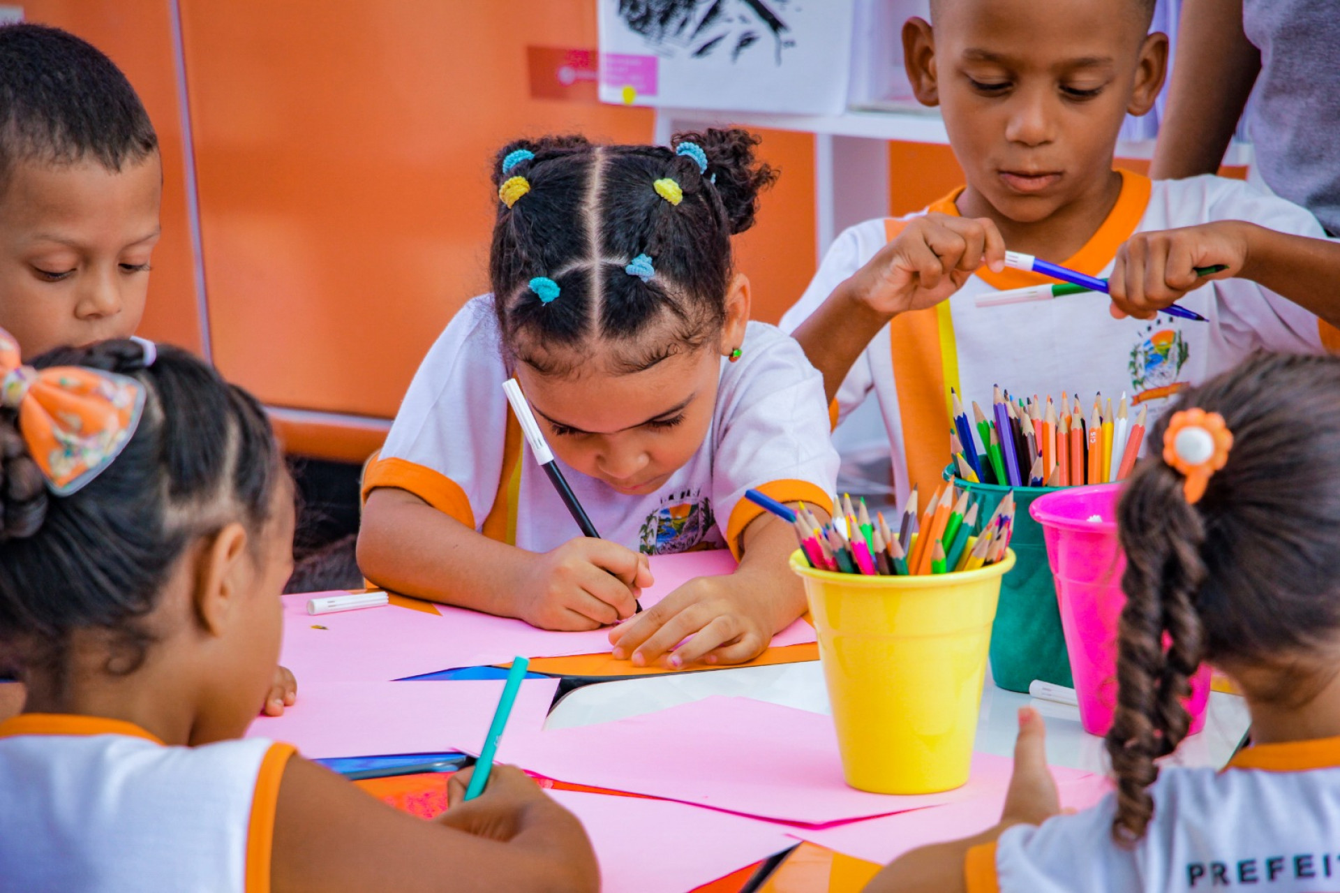 As crian&ccedil;as viajam no mundo da fantasia atrav&eacute;s da leitura. Muitos personagens entram no imagin&aacute;rio - Kristian Amarante/PMBR