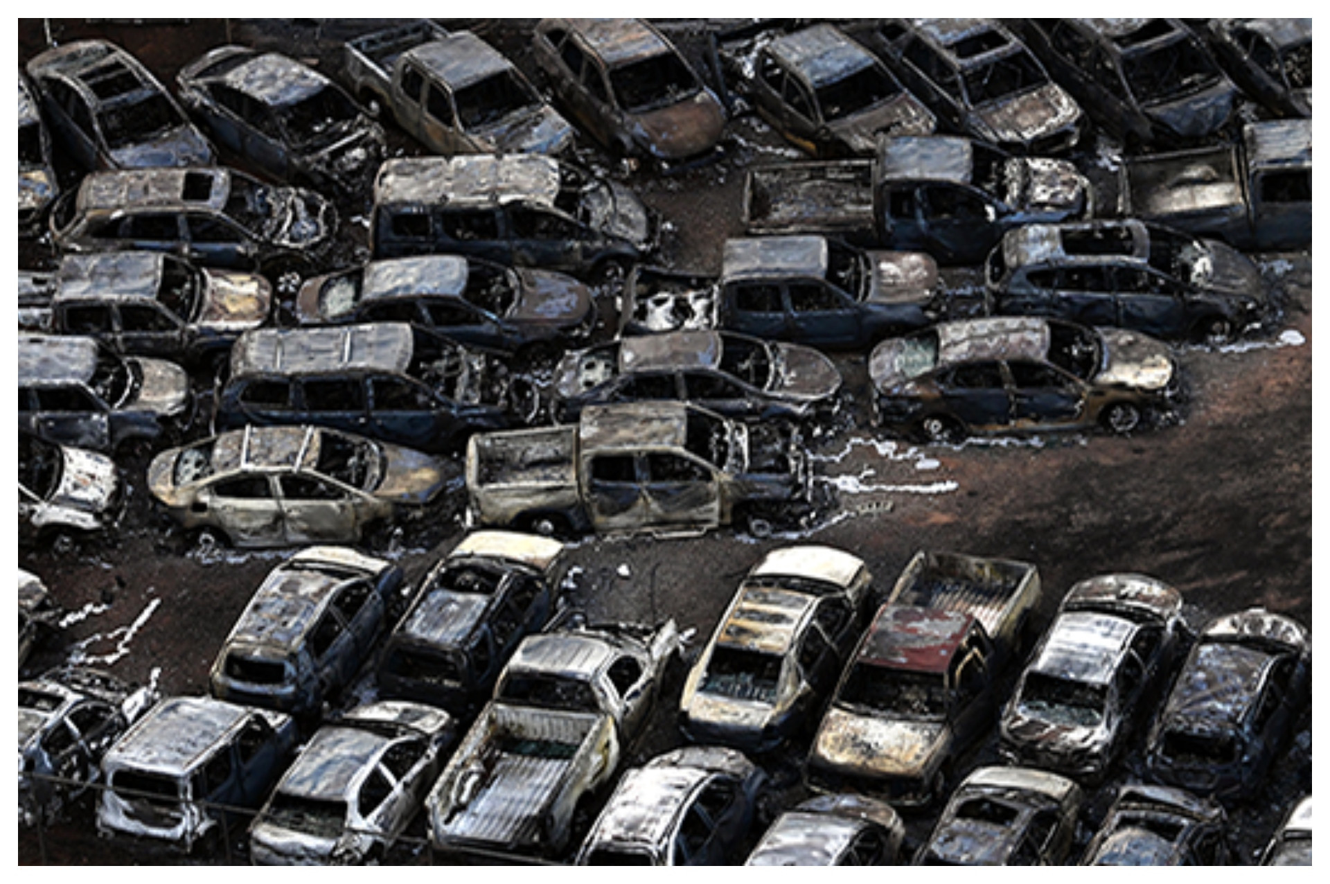 Dezenas de carros destruídos por incêndio no Havaí - Patrick T. Fallon / AFP