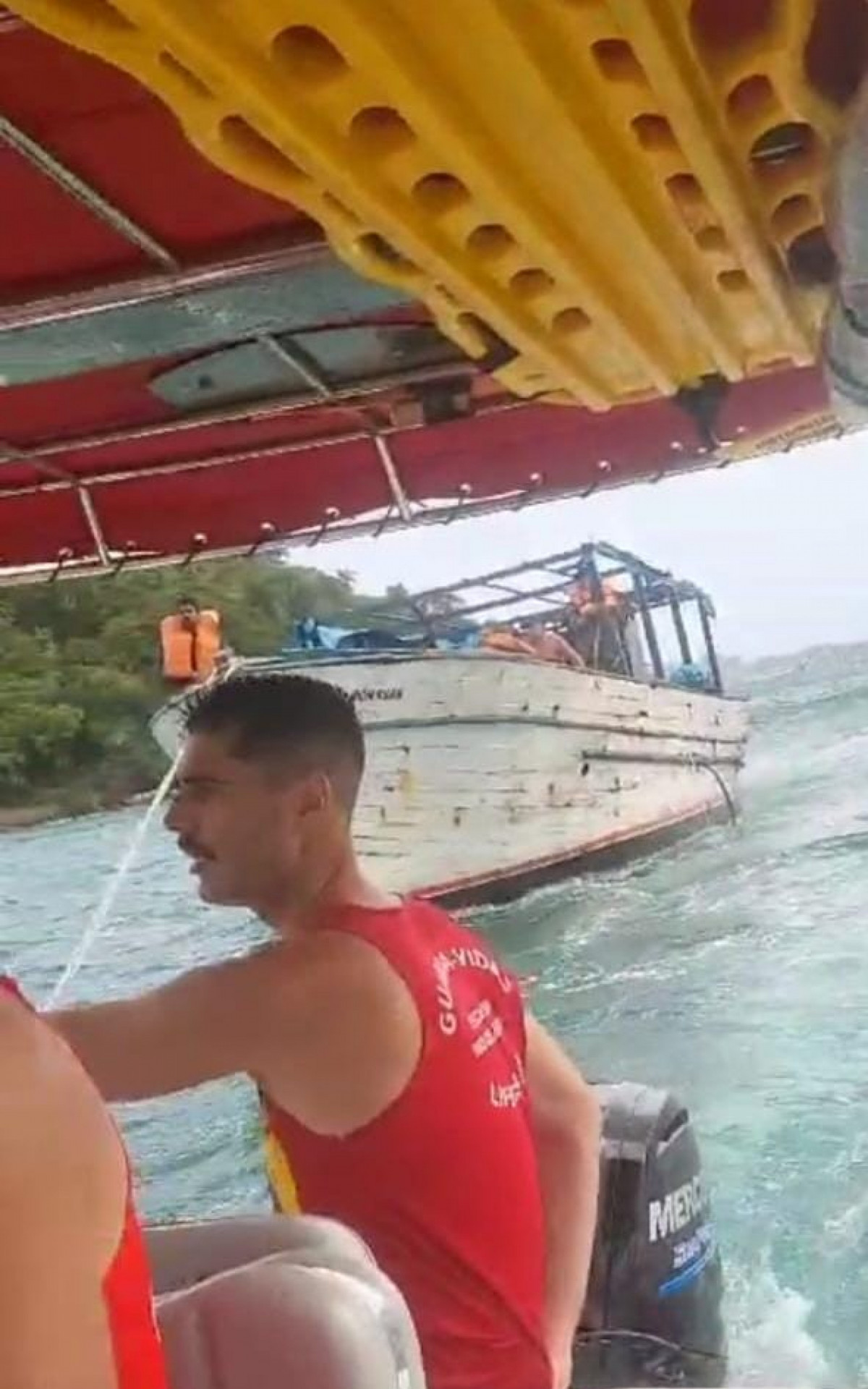 Bombeiros no socorro aos tripulantes que estavam no barco à deriva no mar em Angra dos Reis após o vento forte deste sábado