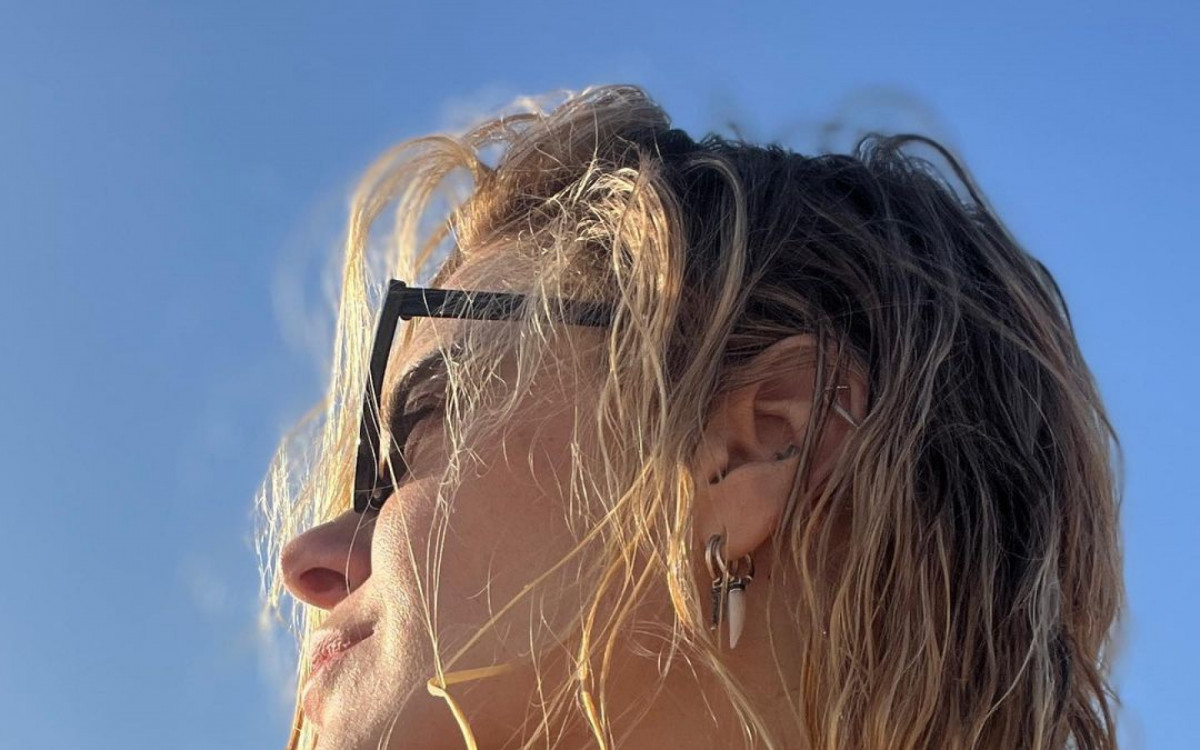 Carolina Dieckmann se despede de 'Vai na F&eacute;' com banho de mar