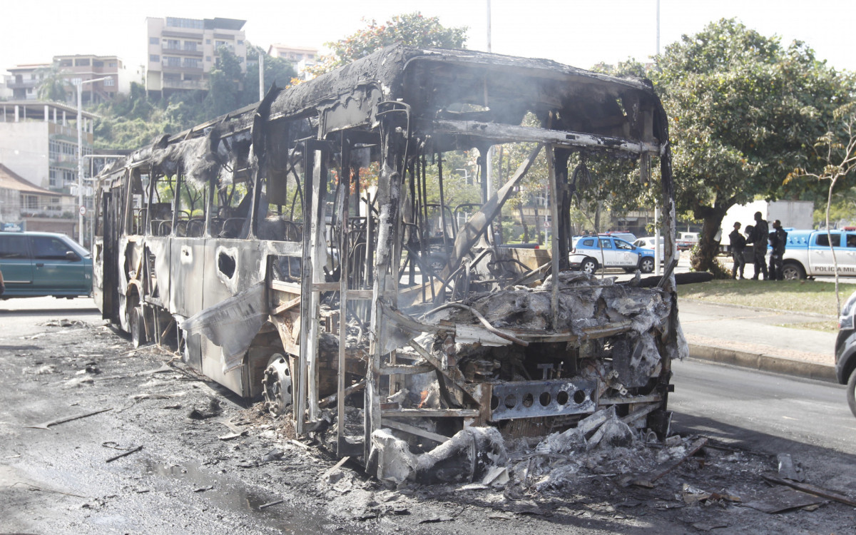 
Ônibus queimado após morte de jovens na comunidade do Dendê 
