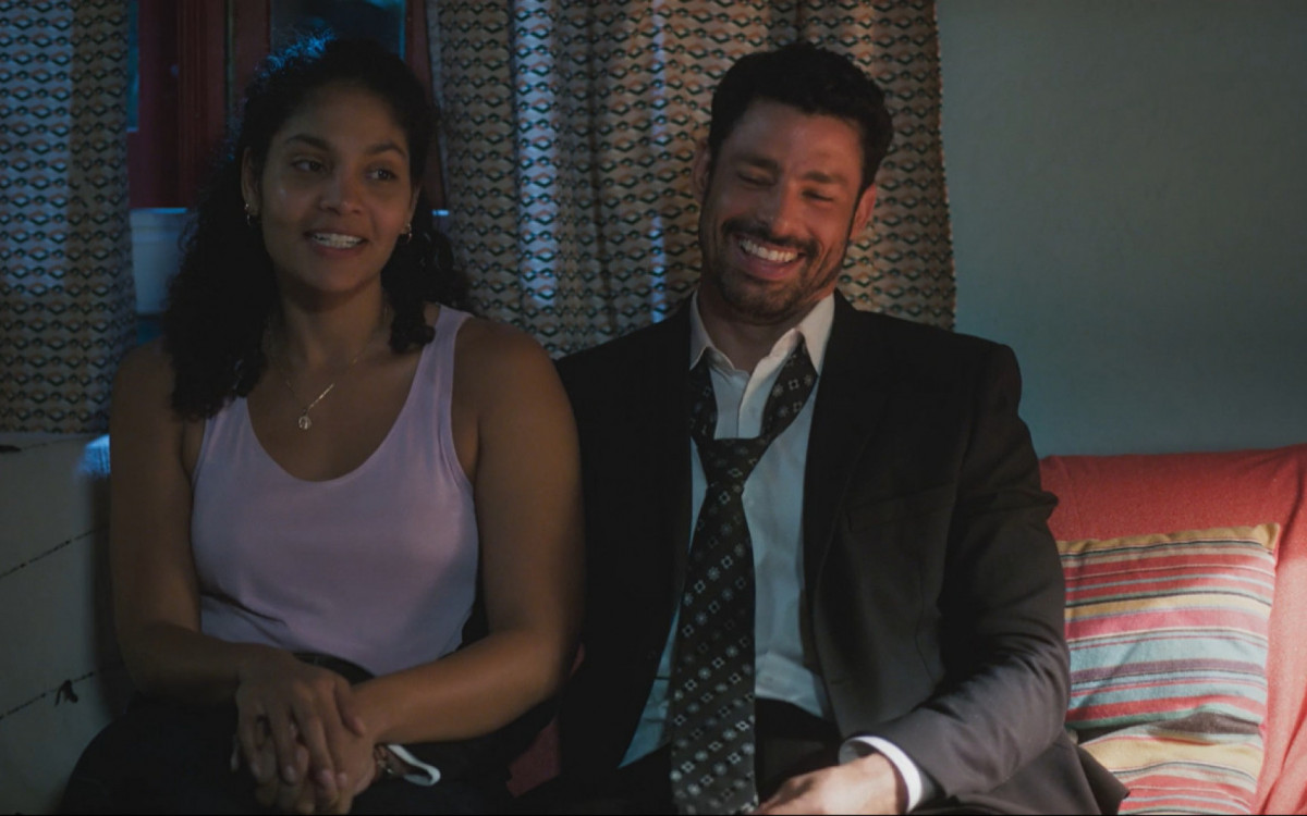 Aline (Barbara Reis) e Caio (Cauã Reymond) passam a morar juntos, em 'Terra e Paixão' - Reprodução/TV Globo