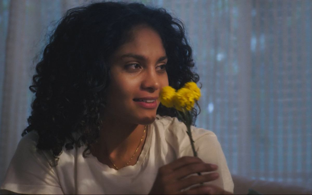 De cueca, Caio (Cauã Reymond) levou café da manhã na cama para Aline (Barbara Reis) - Reprodução/TV Globo