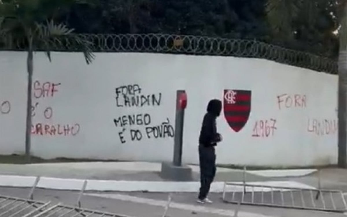 Muro do CT Ninho do Urubu foi pichado por torcedores do Flamengo em protesto contra a diretoria