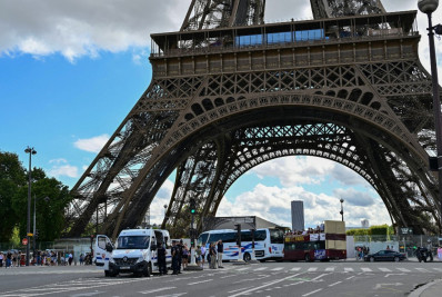 Torre Eiffel é reaberta após falsa ameaça de bomba