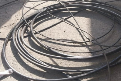 Homem é preso roubando cabos de um poste em Niterói