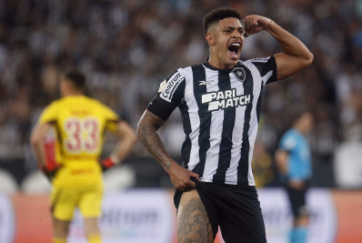 No dia do aniversário, Botafogo vence o Inter e iguala recorde no Brasileirão