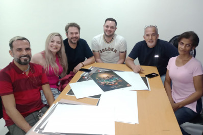 Coreógrafa da Inocentes de Belford Roxo recebe os figurinos das fantasias do Carnaval de 2024