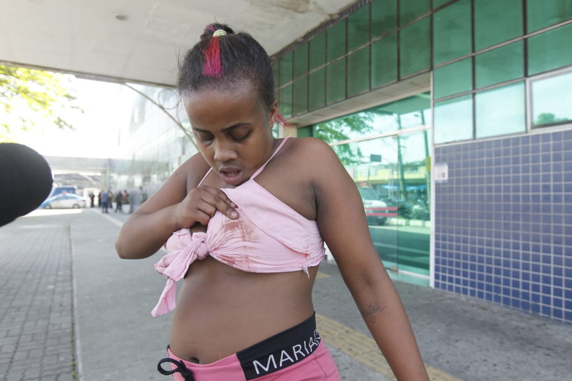 Na foto, a vizinha Beatriz, que ajudou a socorrer menina de 5 anos e teve blusa manchada de sangue - Reginaldo Pimenta/Agência O DIA