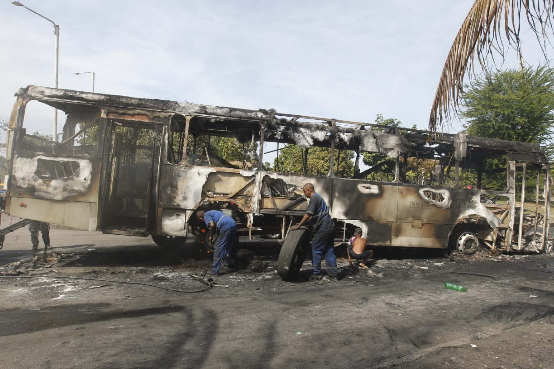 Ônibus incendiado na Ilha do Governador, na Praça do Cocotá - Reginaldo Pimenta/Agência O DIA