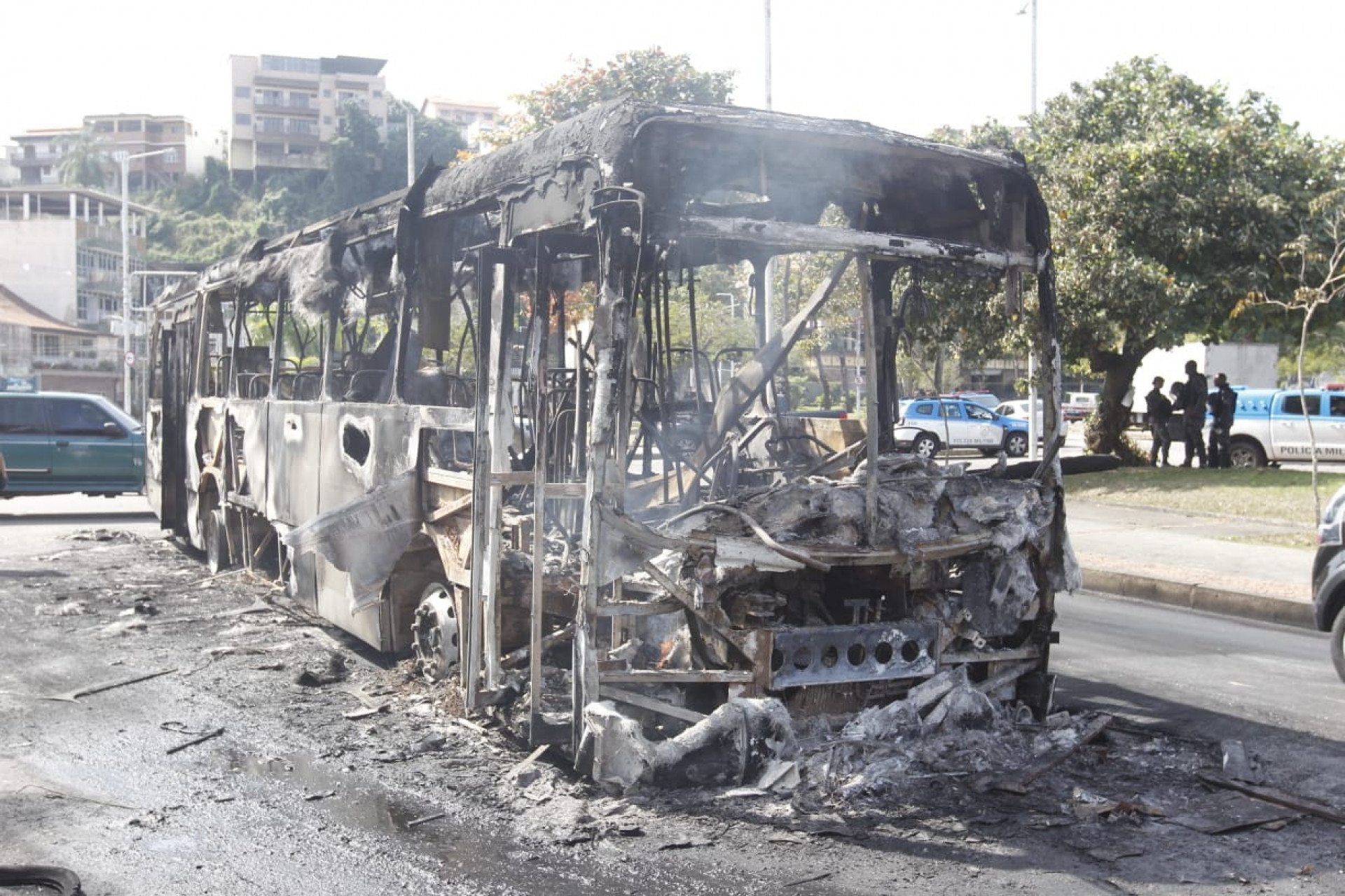 Ônibus incendiado na Ilha do Governador, na Praça do Cocotá, neste sábado (12) - Reginaldo Pimenta / Agência O Dia