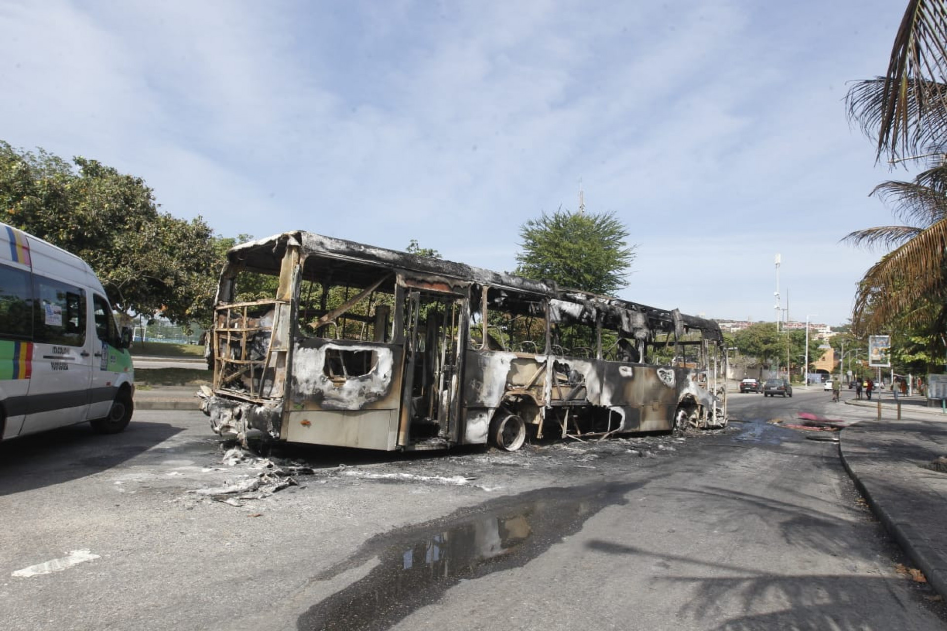 Ônibus incendiado na Ilha do Governador, na Praça do Cocotá - Reginaldo Pimenta

