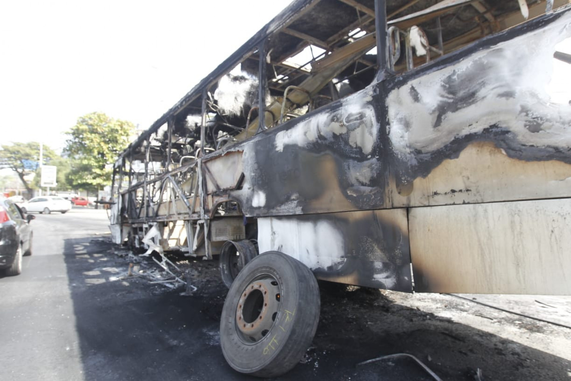 Ônibus incendiado na Ilha do Governador, na Praça do Cocotá - Reginaldo Pimenta/Agência O DIA