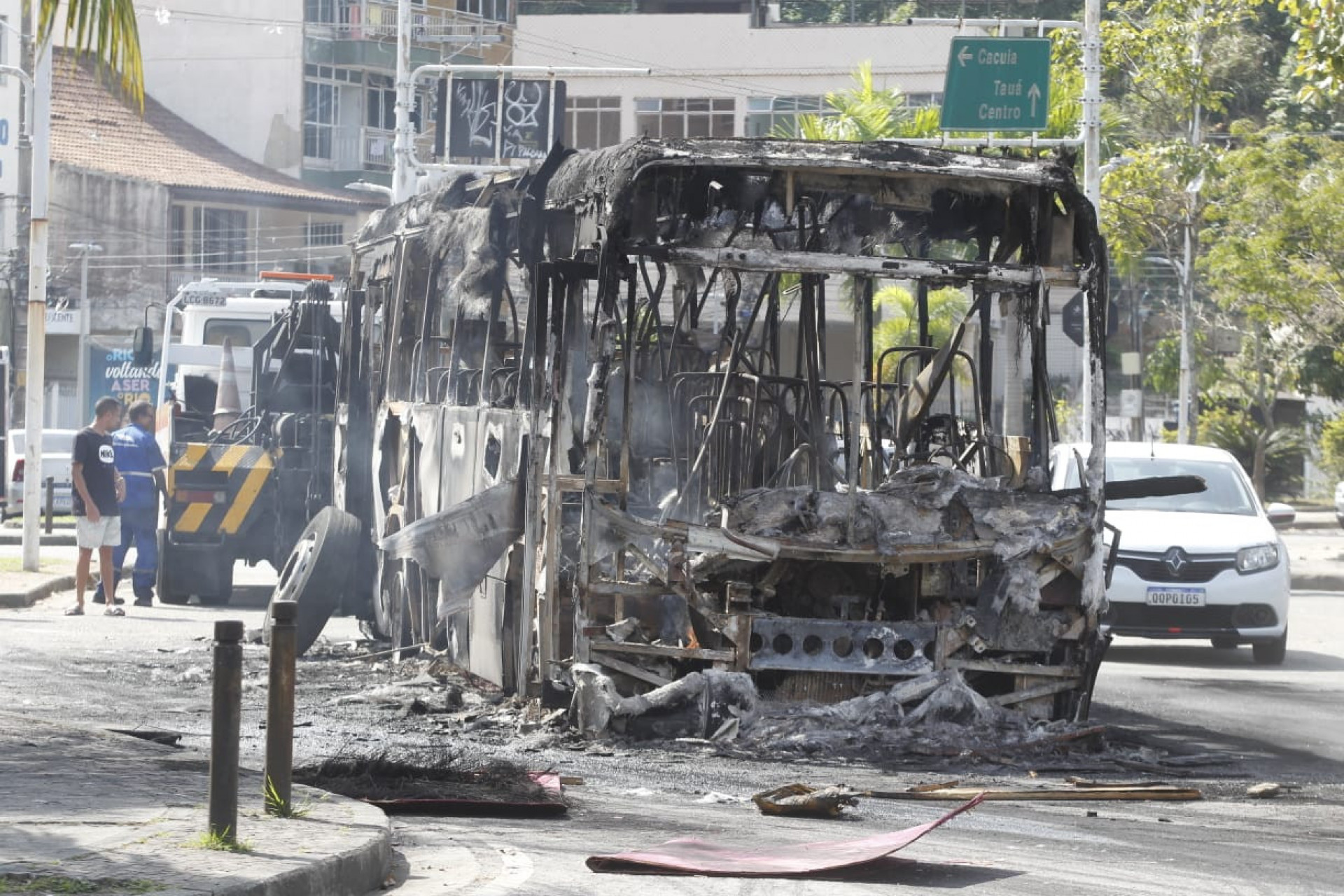 Ônibus incendiado na Ilha do Governador, na Praça do Cocotá, neste sábado (12) - Reginaldo Pimenta/Agência O DIA