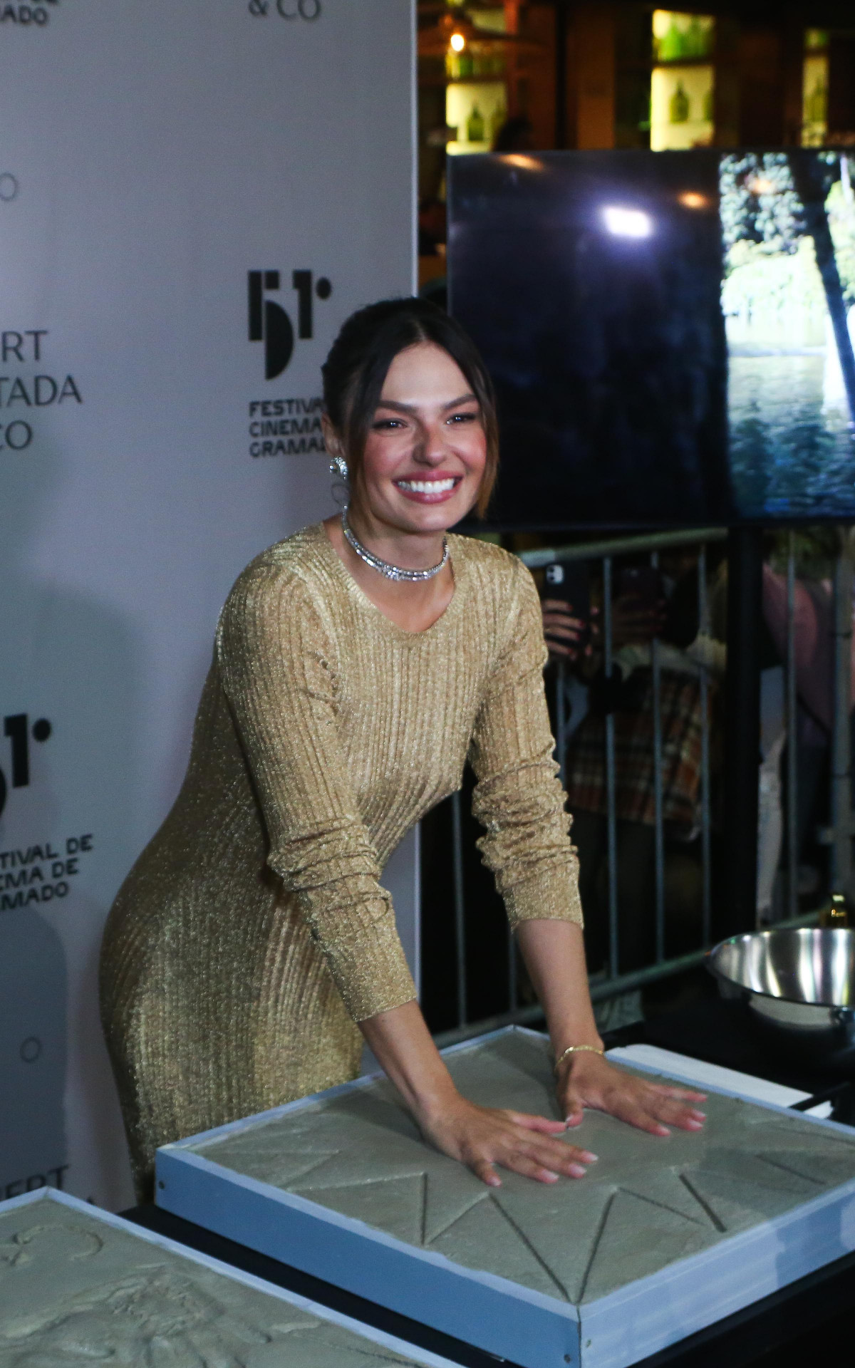 Isis Valverde deixou sua marca na calçada da fama do Festival de Gramado