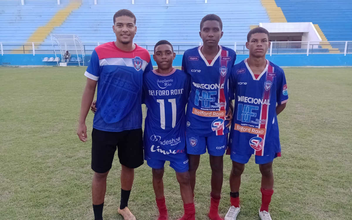 Autores dos gols do Sub-15, com o técnico David Fernandes